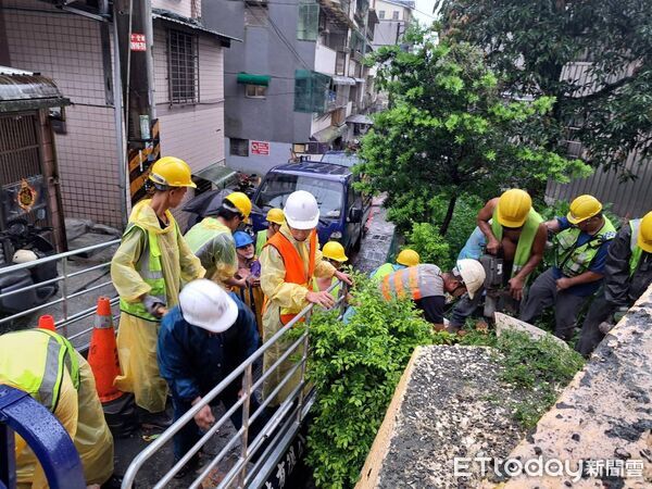 ▲▼       基隆大雨培德路擋土牆倒塌 居民憂安全      。（圖／記者郭世賢翻攝）