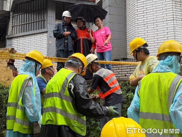 ▲▼       基隆大雨培德路擋土牆倒塌 居民憂安全      。（圖／記者郭世賢翻攝）