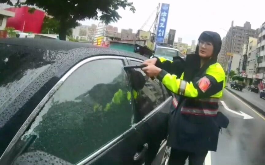 台中男「路口當自己家」昏睡15mins 警破窗逮毒駕搜出K他命