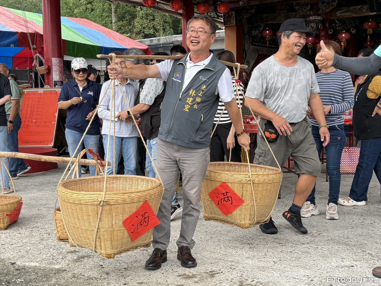 池上保安宮慶神農大帝聖誕 挑飯擔、搏筊金雨中熱鬧登場