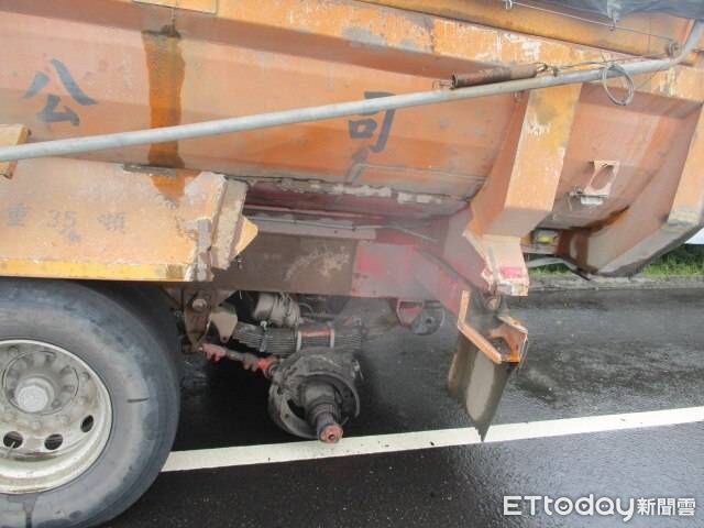 曳引車左後輪行駛中脫落波及2車 50歲小客車駕駛受傷