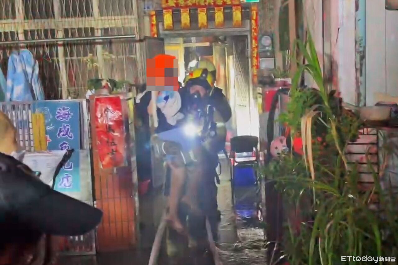 台南鐵皮民宅火警一家四口受困 消防員「抱孩」搶救4送醫
