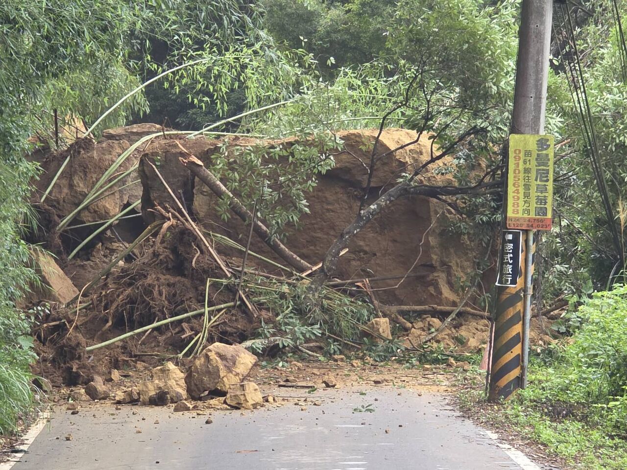 連日大雨山區多處崩塌!苗61線巨石阻斷雙向交通 全面搶通中