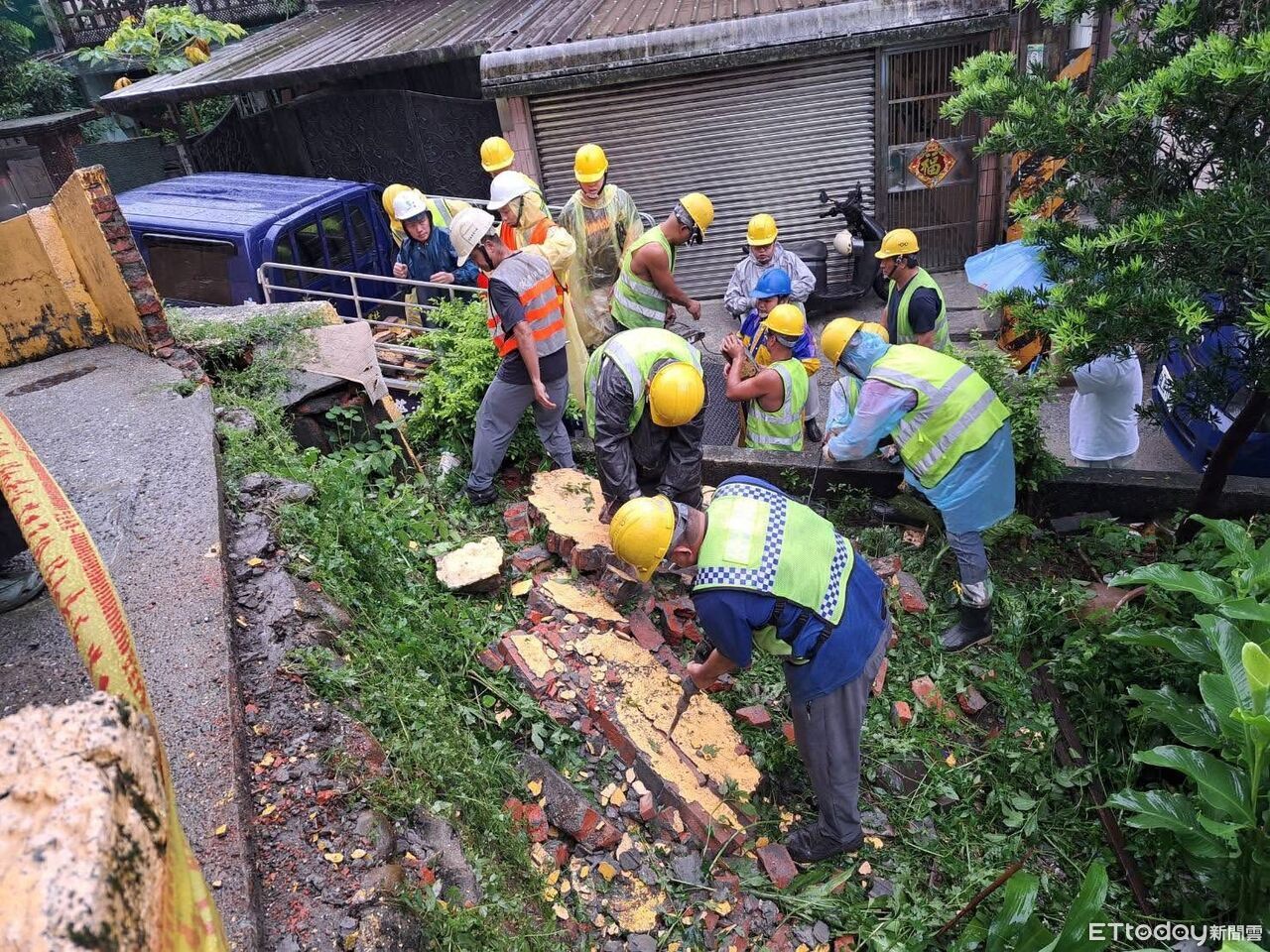 大雨炸基隆!培德路土石鬆動圍牆倒塌 急拉封鎖線搶修