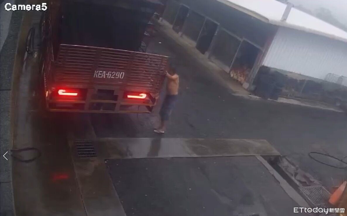 赤膊綁雞籠突倒地!大貨車助手搶救不治…疑天氣悶熱心梗奪命