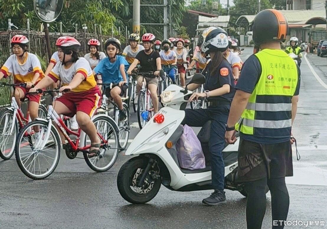 屏東社皮國小畢業單車之旅啟程 警守護孩童安全留青春回憶