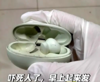 ▲▼藍芽耳機在耳內爆炸。（圖／翻攝自微博）