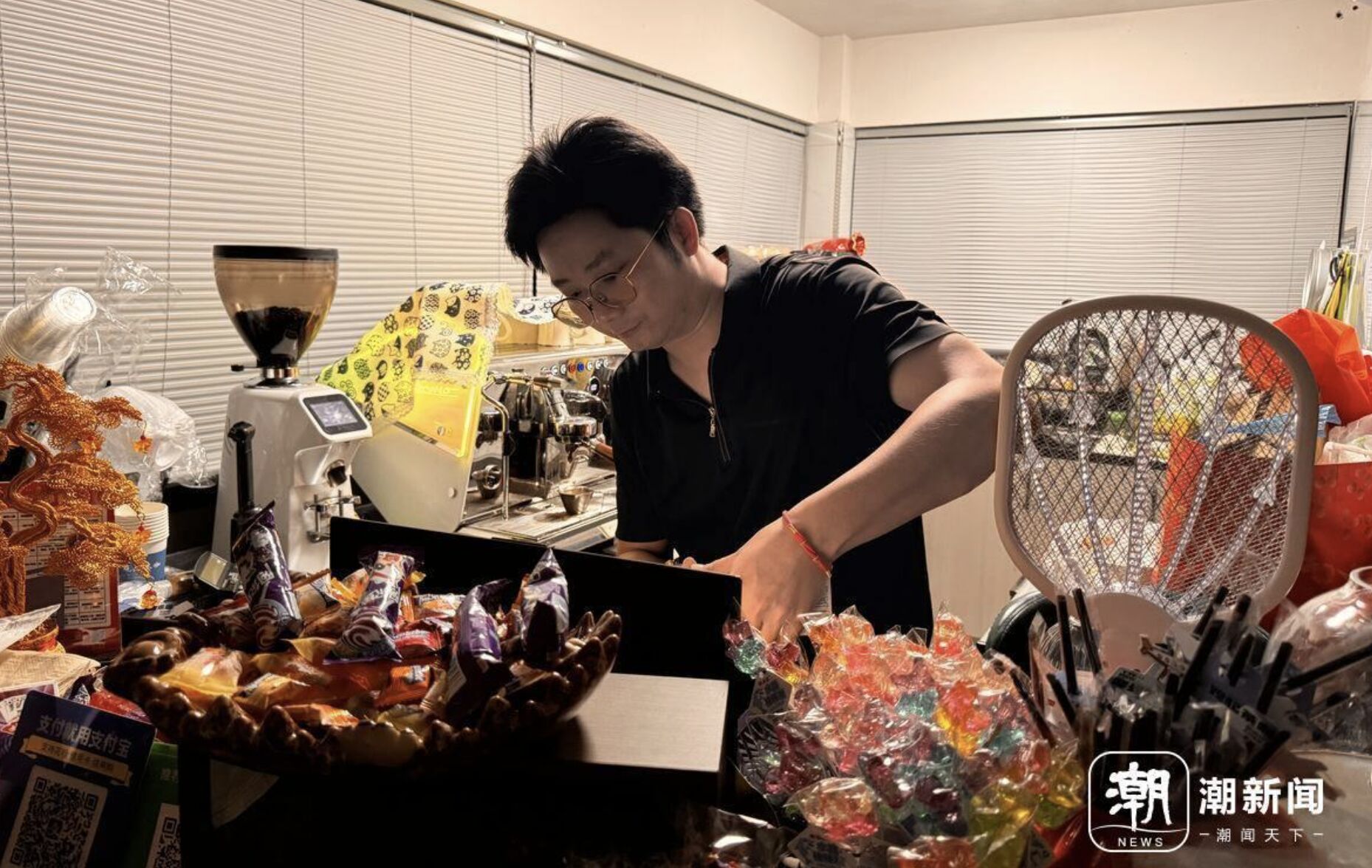 ▲杭州咖啡店老闆趙沖廣邀4000顧客到店看世足賽，結果沒人光顧。（圖／翻攝潮新聞）