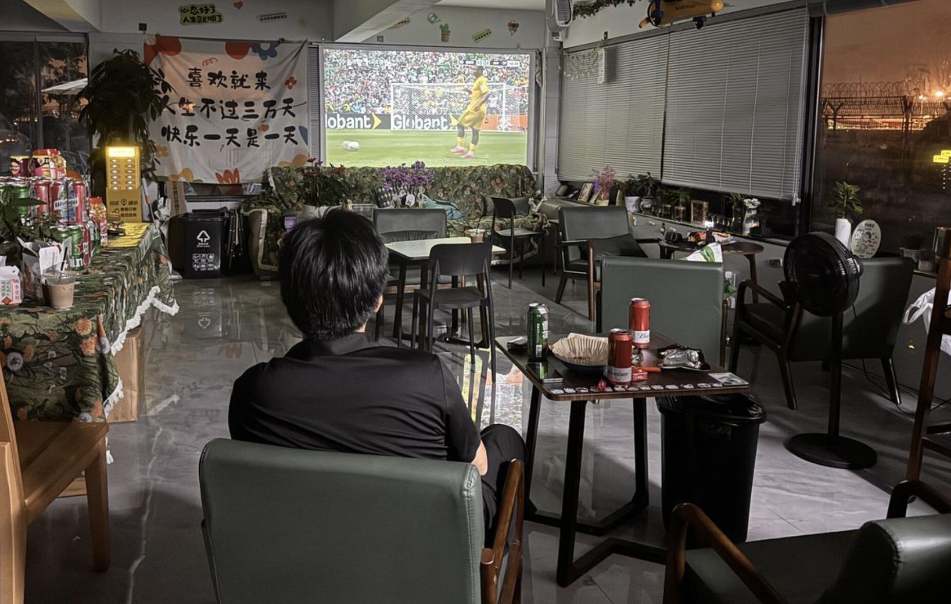 ▲趙沖獨自在店內觀看世足賽。（圖／翻攝潮新聞）