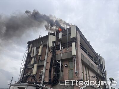 頂樓基地台燒起來了！恐怖火煙竄天　整面牆爬滿電纜線超嚇人
