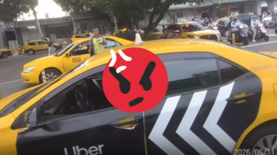 超囂張路霸！多元計程車硬逼機車...一路狂按喇叭　警方出手了