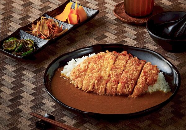 ▲資先生烏龍麵「豬排咖哩飯」+飲料&middot;小菜三品。（圖／取自資先生烏龍麵臉書）