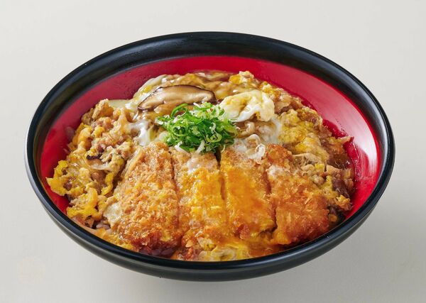 ▲資先生烏龍麵「牛肉&middot;豬排滑蛋丼」。（圖／取自資先生烏龍麵臉書）
