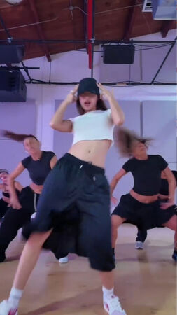 ▲▼LISA登世足開幕式壓軸！彩排畫面先放送。（圖／翻攝自IG、TikTok）