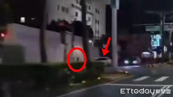 ▲桃園毒蟲撞擊瞬間曝光，行人血噴牆面，斷肢掛車底。（圖／記者黃彥傑翻攝，下同）