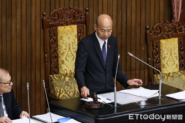 ▲立法院長韓國瑜三讀通過選罷法修正案。（圖／記者林敬旻攝）