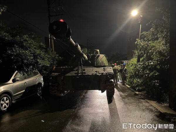▲桃園楊梅一輛M109A2自走砲車行經電研路190巷口時不慎擦撞5輛民車。（圖／記者沈繼昌翻攝）