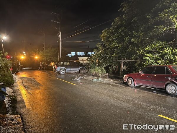 ▲桃園楊梅一輛M109A2自走砲車行經電研路190巷口時不慎擦撞5輛民車。（圖／記者沈繼昌翻攝）