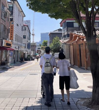 ▲▼ 金武烈全球爆紅！愛妻甜曬「一家三口」　他推嬰兒車溫馨日常。（圖／翻攝自尹昇娥IG）