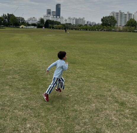 ▲▼ 金武烈全球爆紅！愛妻甜曬「一家三口」　他推嬰兒車溫馨日常。（圖／翻攝自尹昇娥IG）