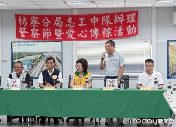▲枋寮警分局攜手警察志工舉辦「愛心傳粽」活動。（圖／記者陳崑福翻攝）