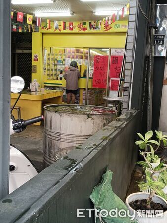 ▲高雄「大獎多多彩券行」因水缸對中店門開口，被視為旺財高招。（圖／記者陳瑩欣翻攝）
