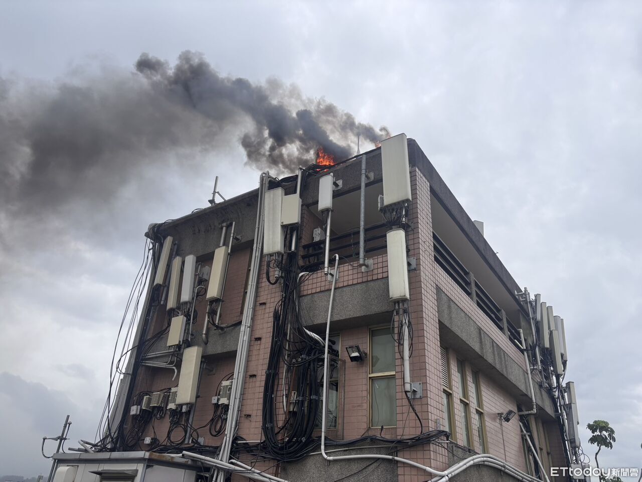 頂樓基地台燒起來了!恐怖火煙竄天 整面牆爬滿電纜線超嚇人