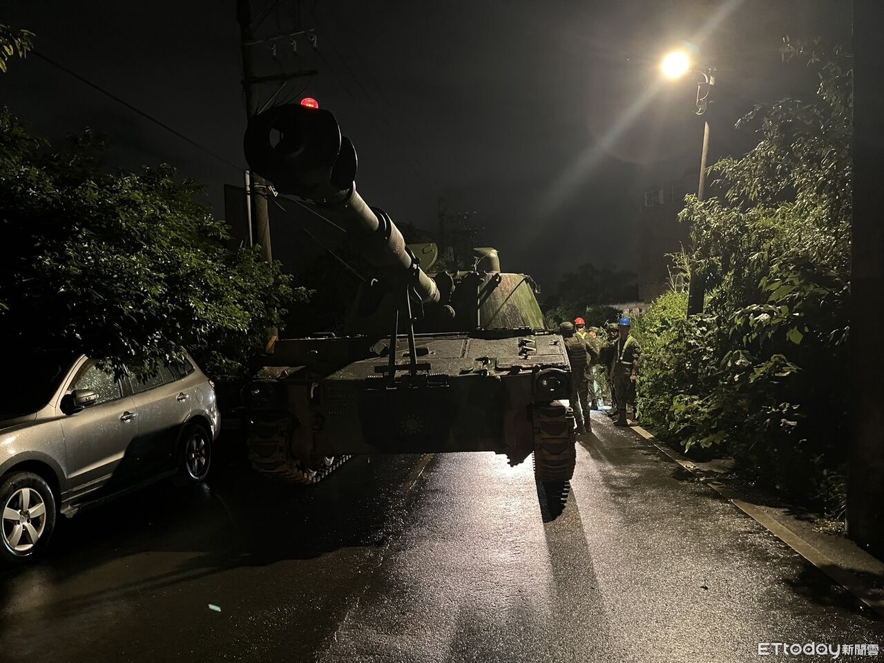 陸軍M109A2自走砲車出事!楊梅街道連撞路邊5車...現場慘況曝光
