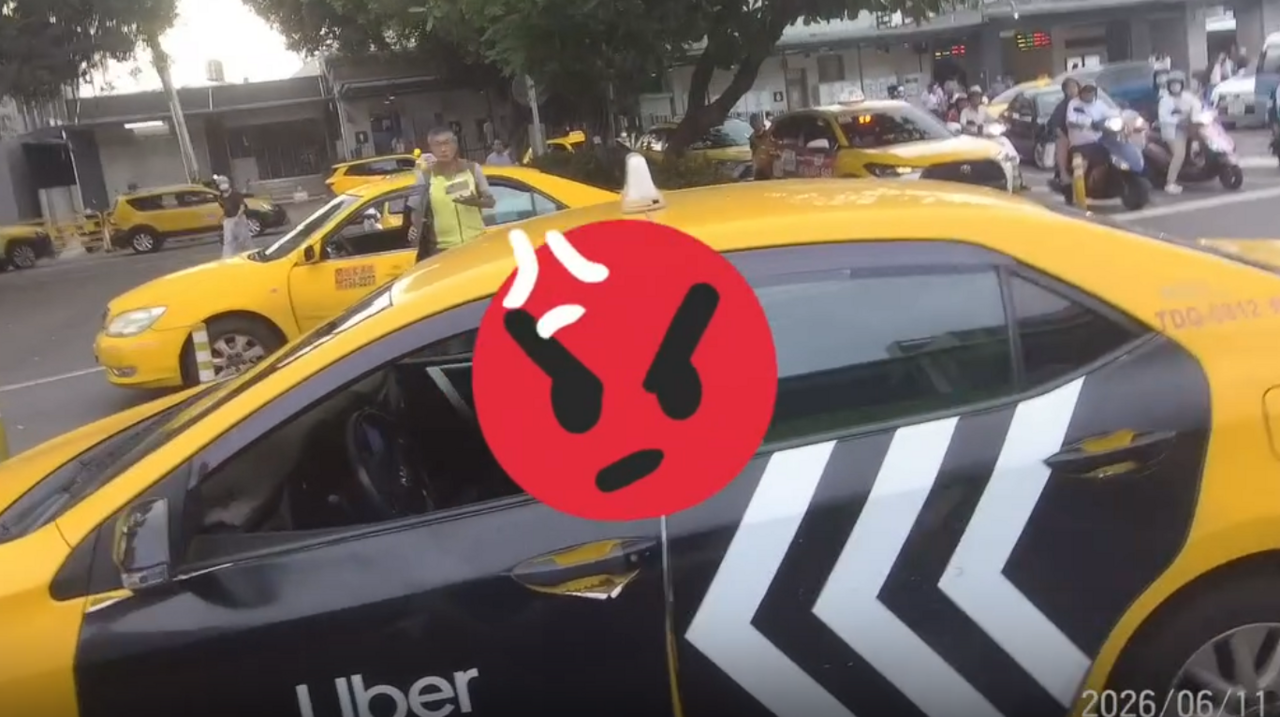 超囂張路霸!多元計程車硬逼機車...一路狂按喇叭 警方出手了 | ETtoday社會新聞 | ETtoday新聞雲