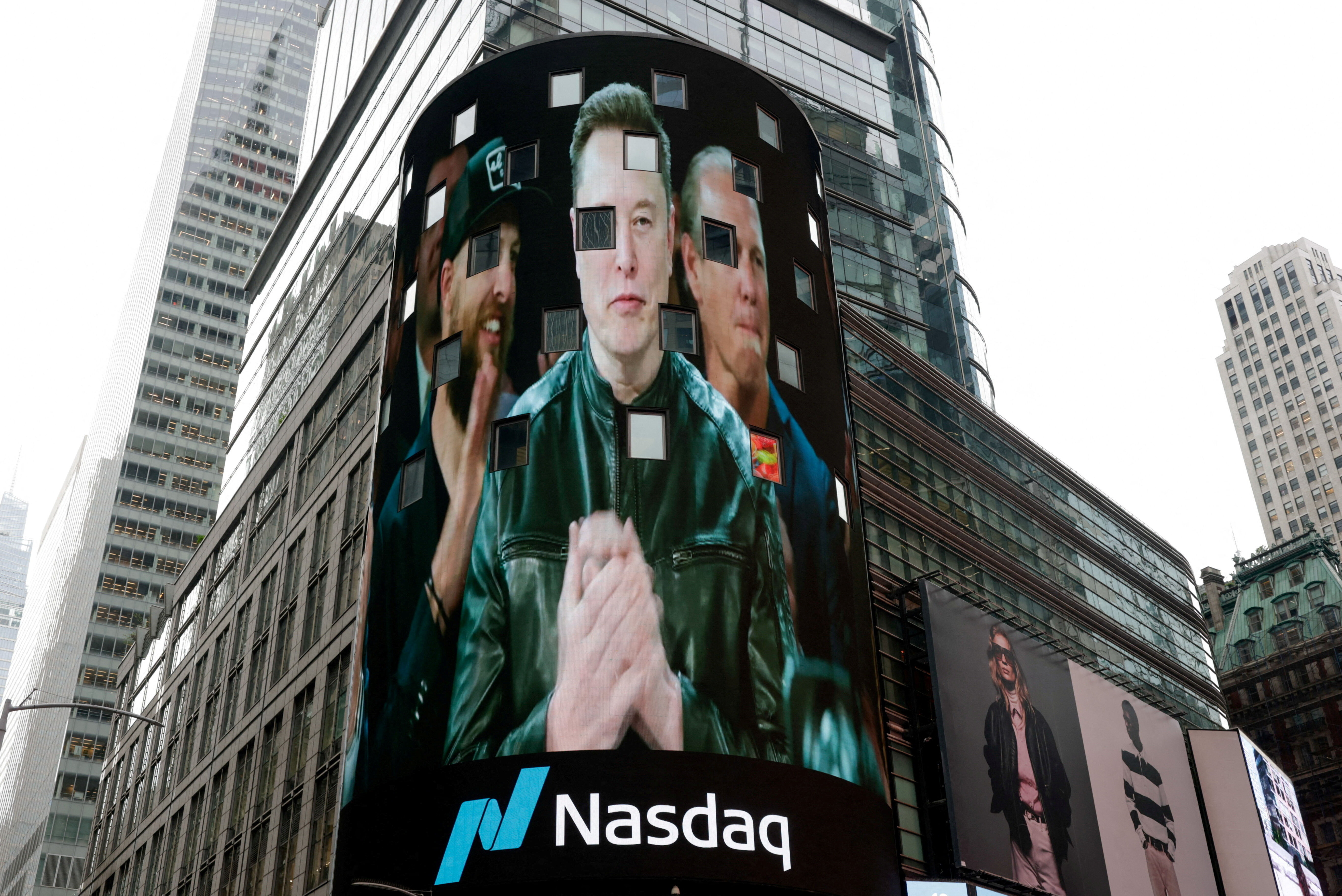 ▲▼SpaceX公司首次公開募股，紐約納斯達克市場中心看板突然出現馬斯克的照片（圖／路透）