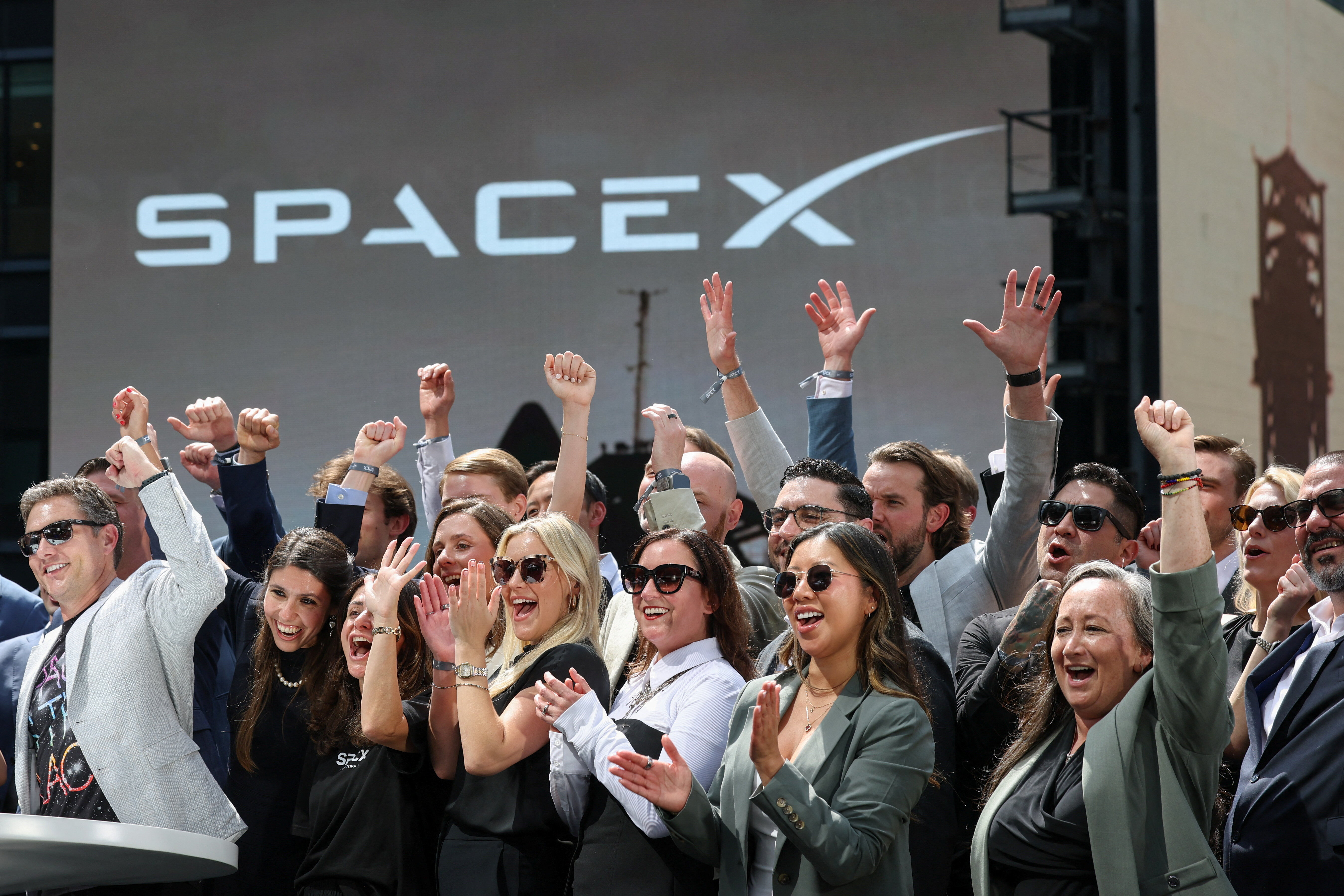 ▲▼SpaceX公司領導階層成員和嘉賓在紐約納斯達克市場中心陽台上慶祝SpaceX首次公開發行（IPO）。（圖／路透）