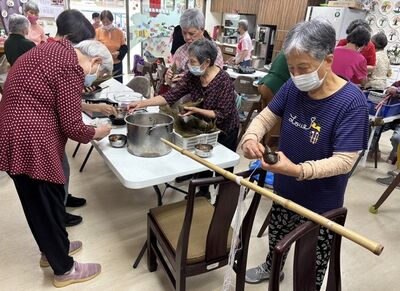 北榮桃園分院長樂居阿公阿嬤迎端午 比拚包粽速度與技巧