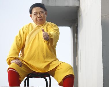 《少林足球》大師兄雙腿長骨刺撐不住！　暴肥22kg「外出靠輪椅代步」　