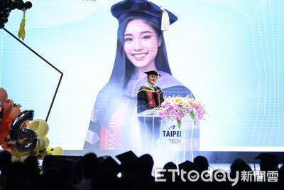 包小柏「8年拿碩士、攻博士！」 畢業典禮愛女包容學士服上身有洋蔥