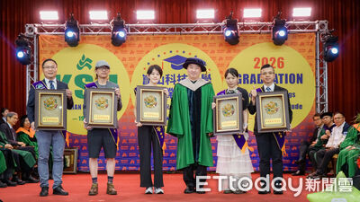 崑山科大畢典逾2200名學子啟航　卓義峯獻唱祝福