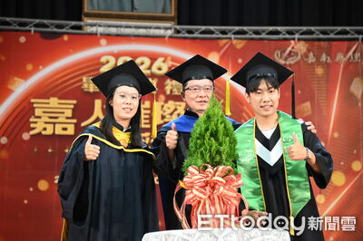 嘉南藥理大學畢典近2000名學子啟航　AI校長Hip-hop登場送祝福