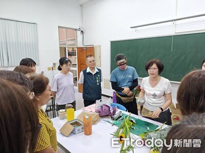 台南市勞工局曾文園區開辦生活花藝課　學員手作端午掛飾