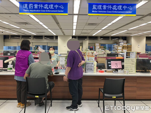 ▲▼新北1名王姓男子11年半內被查獲7次酒駕、2度坐牢，申請分期繳納積欠罰鍰44萬餘元，表示絕不再酒駕、不讓老媽媽再為他擔心。（圖／行政執行署新北分署提供）