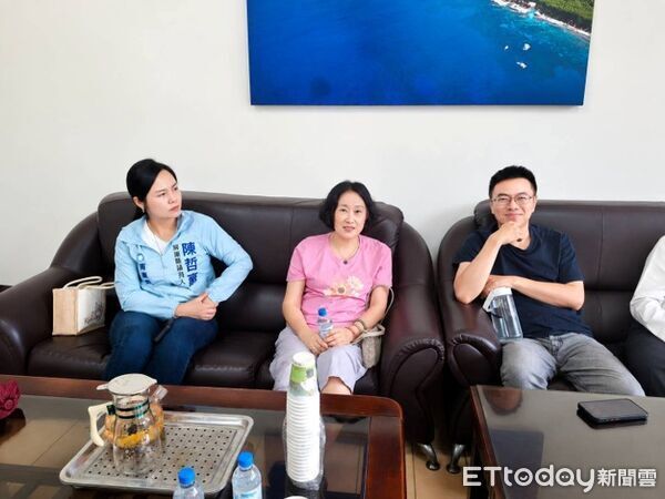 ▲前縣議員唐玉琴(中)宣佈退出國民黨縣議員第一選區黨內提名作業。（圖／國民黨屏東縣黨部提供）