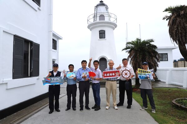 ▲基隆港務分公司主任秘書林健明(左一)、航港局北部航務中心簡任技正江宗威(左四)、基隆市國際輪船商業同業公會理事長鄭凱鴻(右二)、中華海員總工會基隆分會理事長李華龍(右三)等一同慰勞基隆燈塔人員。（圖／基隆港務分公司）