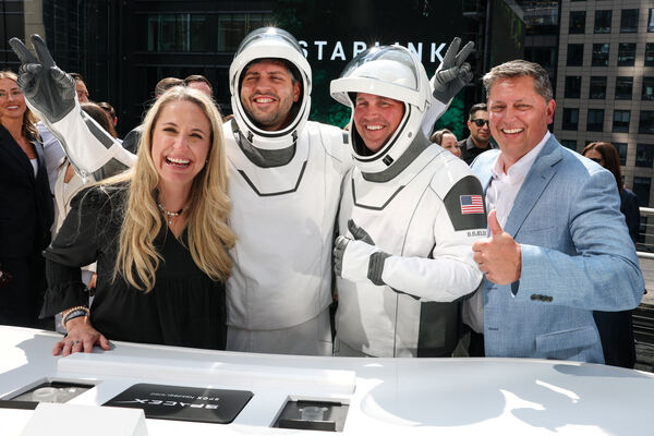 ▲▼SpaceX公司領導階層成員和嘉賓在紐約納斯達克市場中心陽台上慶祝SpaceX首次公開發行（IPO）。（圖／路透）