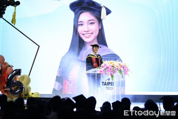 ▲包小柏博士畢業典禮，與離世女兒同台。（圖／記者林敬旻攝）