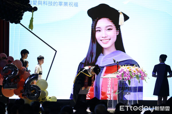 ▲包小柏博士畢業典禮，與離世女兒同台。（圖／記者林敬旻攝）