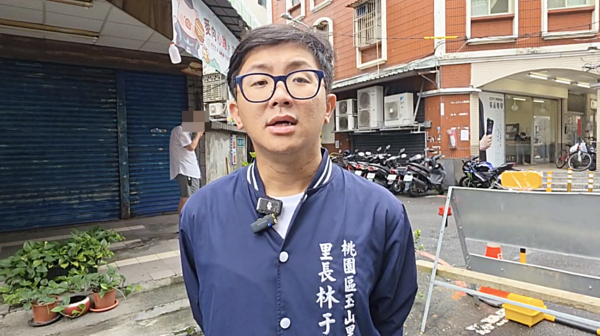 ▲桃園市桃園區秀山路一棟五層樓民宅今天凌晨發生疑似氣爆案，玉山里里長林于翔受訪。（圖／記者沈繼昌翻攝）