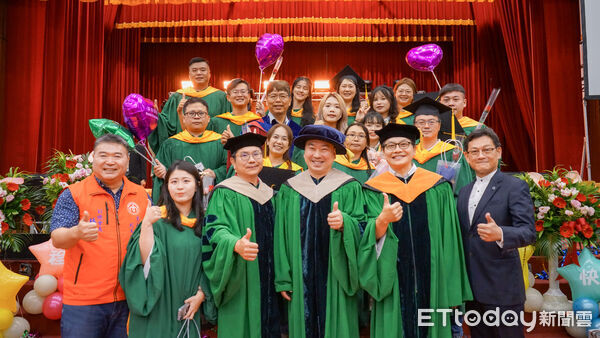 ▲崑山科技大學舉行115學年度畢業典禮，超過2200名畢業生在親友與師長祝福中啟航。（記者林東良翻攝，下同）