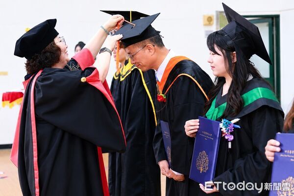 ▲中華醫事科技大學舉行115年度畢業典禮，1770名畢業生在師長與親友祝福中揮別校園。（記者林東良翻攝，下同）