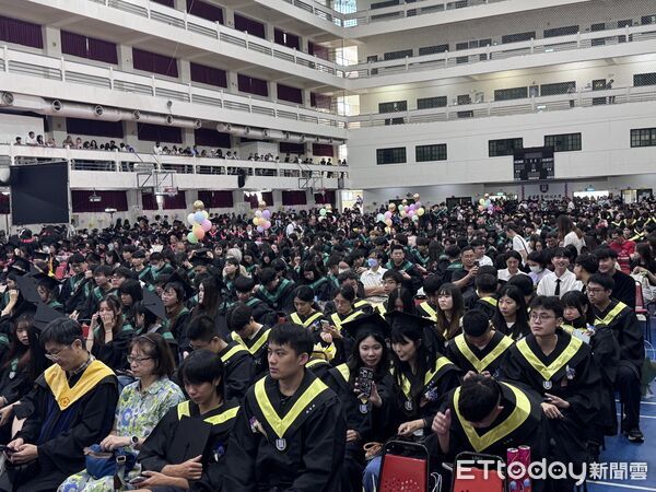 ▲中華醫事科技大學舉行115年度畢業典禮，1770名畢業生在師長與親友祝福中揮別校園。（記者林東良翻攝，下同）