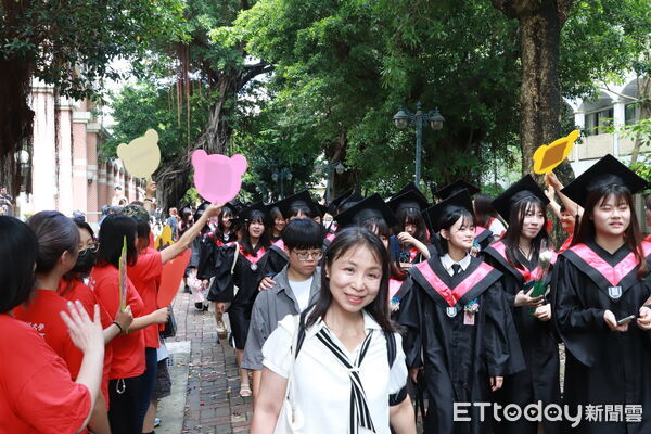 ▲中華醫事科技大學舉行115年度畢業典禮，1770名畢業生在師長與親友祝福中揮別校園。（記者林東良翻攝，下同）