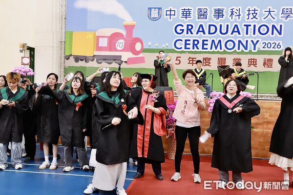 ▲中華醫事科技大學舉行115年度畢業典禮，1770名畢業生在師長與親友祝福中揮別校園。（記者林東良翻攝，下同）