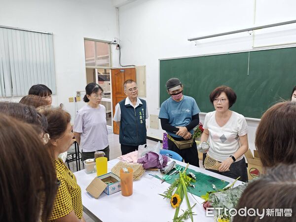 ▲台南市政府勞工局於麻豆曾文市政願景園區舉辦生活花藝課程，帶領學員體驗端午掛飾創作。（記者林東良翻攝，下同）